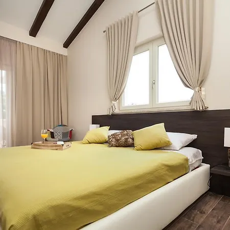 Gregi Villa *